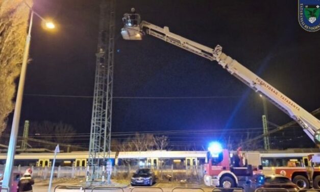 Felmászott és le akar ugrani egy 15 méter magas lámpaoszlopról egy nő, utolsó pillanatban mentették meg az életét