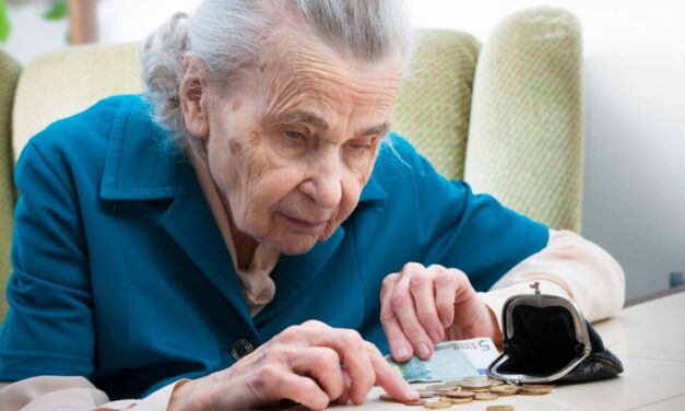 Jó hír! Annyi pénzt kapnak a nyugdíjasok februárban, hogy a a bankok, egy nap alatt, át sem tudják utalni a hatalmas összeget