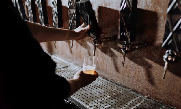 Bor helyett, fertőtlenítőszert öntött a vendég poharába a gyömrői kocsmáros, mentővel vitték kórházba a férfit