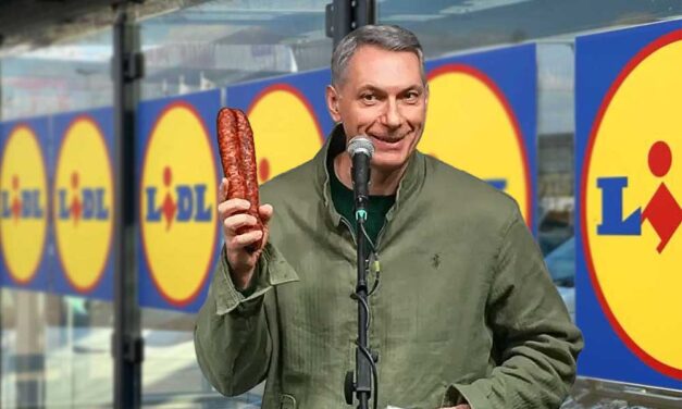 Lázár János kolbászt emelt aztán kifelé mutatott az országból a Lidl-nek és a több külföldi láncnak