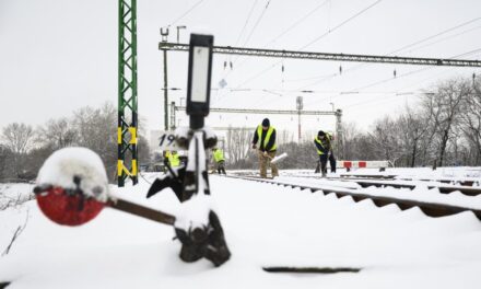 MÁV: a havazás miatt korlátozták a vonatközlekedést Keleföldön, több elővárosi vonalon kimaradnak a járatok