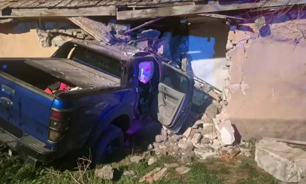 Becsapódott egy terepjáró a családi házban Bugyin, egy ember súlyosan megsérült