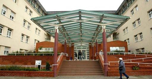 Megdöbbentő történet: infarktusos tünetekkel került a Szent Imre kórház sürgősségi osztályára Piroska néni, orvos nem látta, mire meglett a laborja, az asszony meghalt