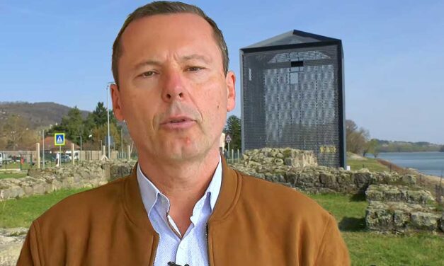 Zsiráfketrec-botrány a Dunakanyarban: Lemondásra szólítja fel Grauszmann György polgármester azokat a képviselőket, akik szerinte a kormány ellenségének állították be Verőcét