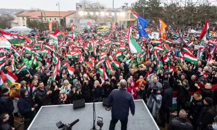 Balhé Orbán Viktor péceli fórumán: csoportos garázdaság miatt nyomoznak a fekete kabátosok dulakodók miatt