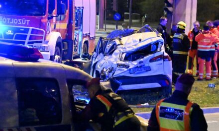 Horrorbaleset a Váci úti felüljárón: videón, ahogyan a mélybe taszítja a luxus sportautó a Toyotát