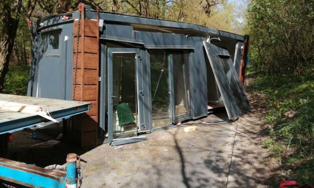 Darabokra szaggatta a fa a drága lakókonténert: kaotikus állapotok a Szép Juhászné úton