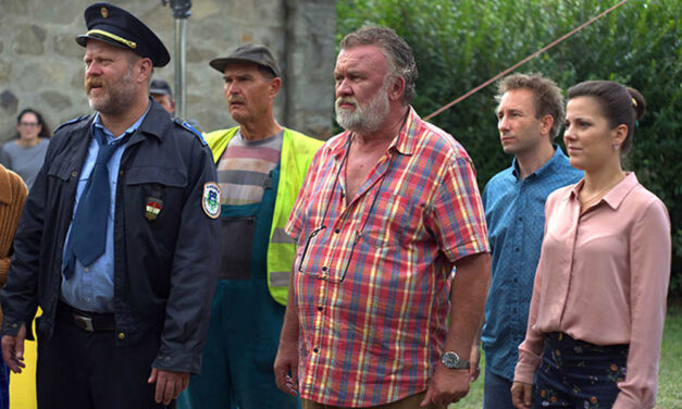 Kirúgták a Mi kis falunk című RTL-es sorozat stábját, nem forgathatnak többet Pilisszentléleken