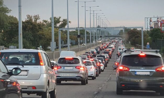 Szinte teljesen beálltak az autópályák Budapest környékén: a balesetek miatt kilométeres dugók alakultak ki