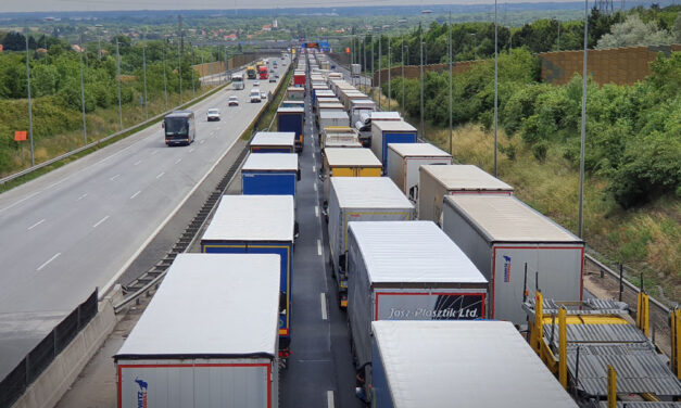 Tömegkarambol miatt összeomlott a közlekedés az M0-án, már 8 kilométeres dugó