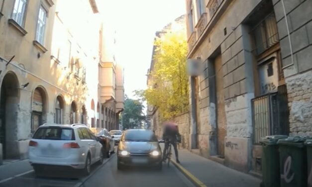 Baltával esett a motoros futárnak egy autós Újbudán – videón a férfi elfogása