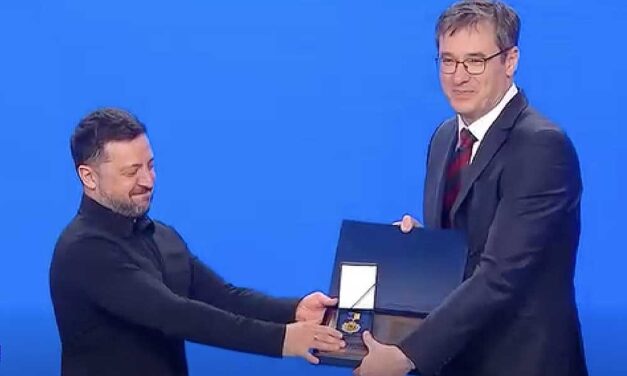 „Megmentő Város-díj”-at adományozott Budapestnek Volodimir Zelenszkij, a főpolgármester személyesen vette át a kitünetést Kijevben