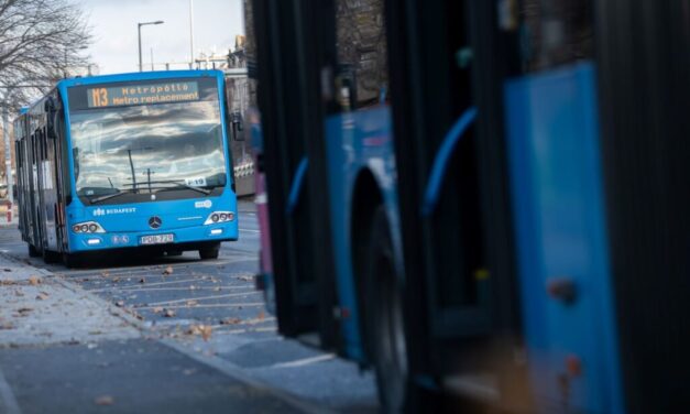 Halálra gázolta az idős asszonyt a 98-as busz a Köki végállomáson
