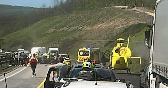 Hatalmas a káosz az M1-esen: Négy autó ütközött, mentőhelikopter szállt le, kilométeres dugók bénítják a forgalmat