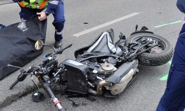 Súlyos motorosbaleset Nagykovácsiban, újraélesztés miatt lezárták a főutat