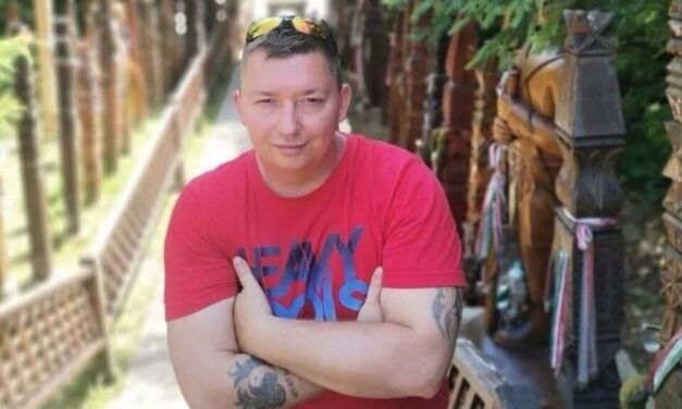 Előállították a rendőrök a megafonos Szakács Istvánt, aki még az azóta elhunyt, súlyos betegséggel küzdő Karsai Dánielbe is beleszállt
