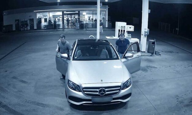 Autóban hagyta tankolás után a kulcsot a sofőr, azonnal beugrottak a Mercedesbe a kőbányai tolvajok