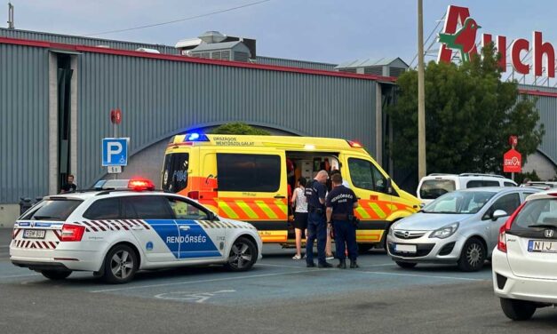 Mentők és rendőrök vonultak ki a budaörsi Auchan parkolójába – Egy felelőtlen autós nagy szemétséget művelt egy gyalogossal