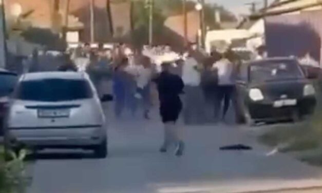 Tömegverekedés Monoron: vascsövekkel és kapákkal estett egymásnak 60 ember – videó a balhéról