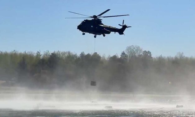 Soha nem látott helyzet Paksnál: Helikopterekkel és bárkasüllyesztéssel mentik a Duna vízszintjét és az atomerőművet