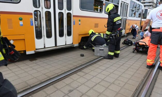Gázolás a Batthyány téren: egy 6 éves kisfiút ütött el a villamos, életéért két orvoscsoport 9 órán keresztül küzdött