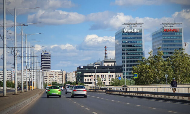Közúti razzia Budapesten: 70 helyett 134 km6h-val száguldozott egy ámokfutó az Árpád hídon