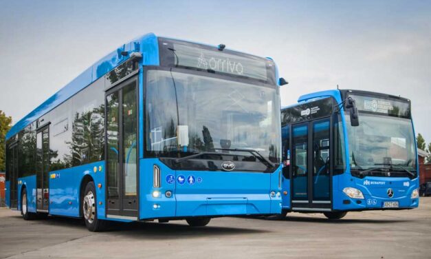 Kanyarodás közben elgázolta, majd áthajtott a kislány lábán a 144-es busz Zuglóban