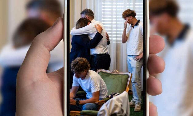 Szentkirályi Alexandra Hankó Balázs könnyező fiairól készült fotóval illusztrálja a volt miniszter ártatlanságát