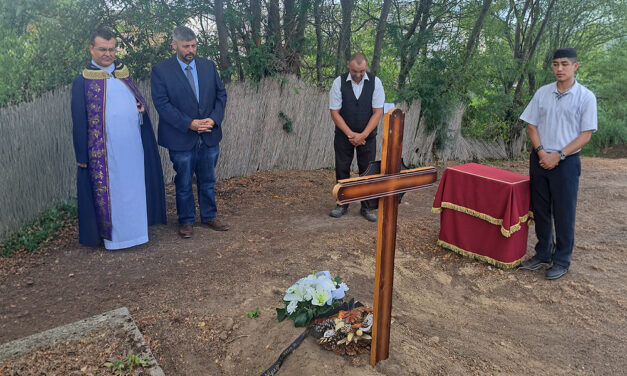 Öt kisgyermek földi maradványaira bukkantak a kerepesi temető jelöletlen sírjába
