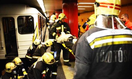 Elgázolt a metró egy embert Corvin-negyednél, leállt a közlekedés