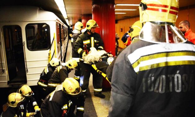 Elgázolt a metró egy embert Corvin-negyednél, leállt a közlekedés