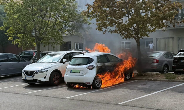 Lángolt egy elektromos autó Budaörsön, előzmény nélkül gyulladt ki a Renault Zoe a parkolóban