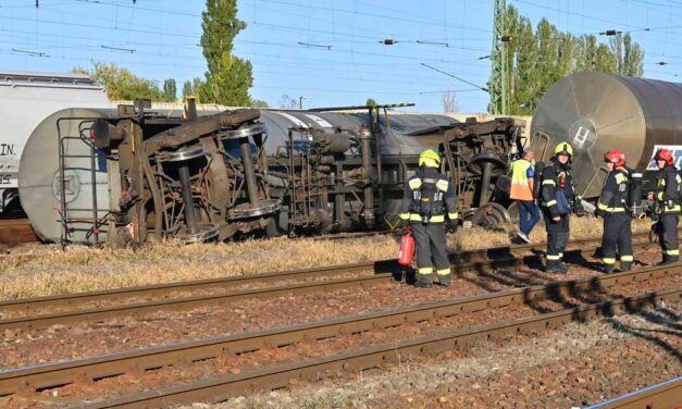 Veszélyes anyagot szállító vonat siklott ki Rákoson, órákra megbénult a vasúti forgalom a főváros keleti kapujában
