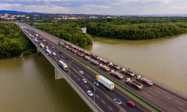 Káosz az utakon: tömegbaleset az M4-esen Üllőnél, 11 kilométeres dugó az M0-áson
