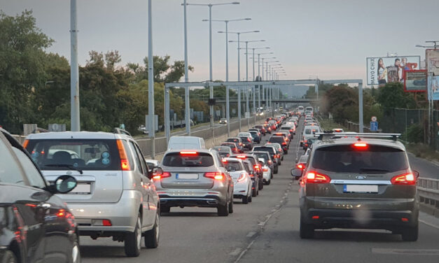 Közlekedés: 7 km-es dugó az M0-áson, baleset miatt beállt az M1-M7 bevezetője