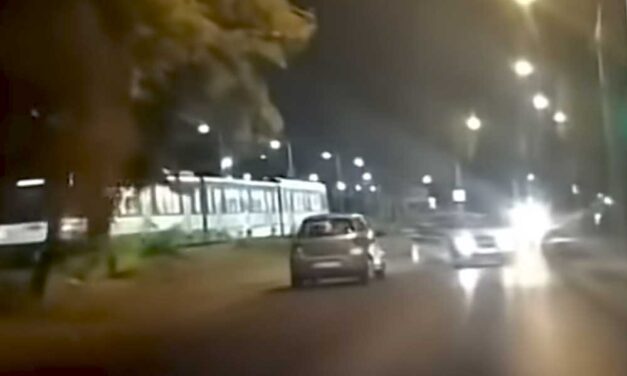Részegen, világítás nélkül hajtott volna a HÉV elé egy idős asszony, két fiatal akadályozta meg a tragédiát – videó a cikkben