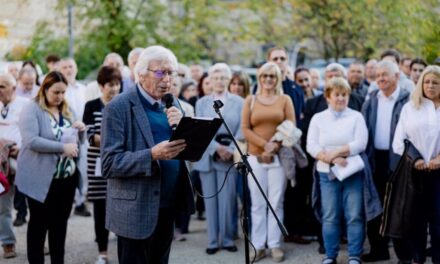 “Azt kérte, álljunk ki mellette” – vasárnap újra  imádkoztak a letartóztatásban lévő Hankó Balázsért a gödöllői kastélykápolna előtt
