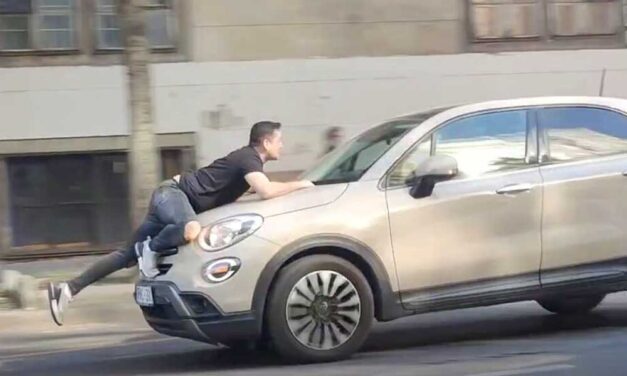Új fejlemény: Három év börtönt is kaphat az a női sofőr, aki egy koccanás után elvesztette a fejét és a motorháztetőbe kapaszkodó taxissal hajtott az Üllői úton